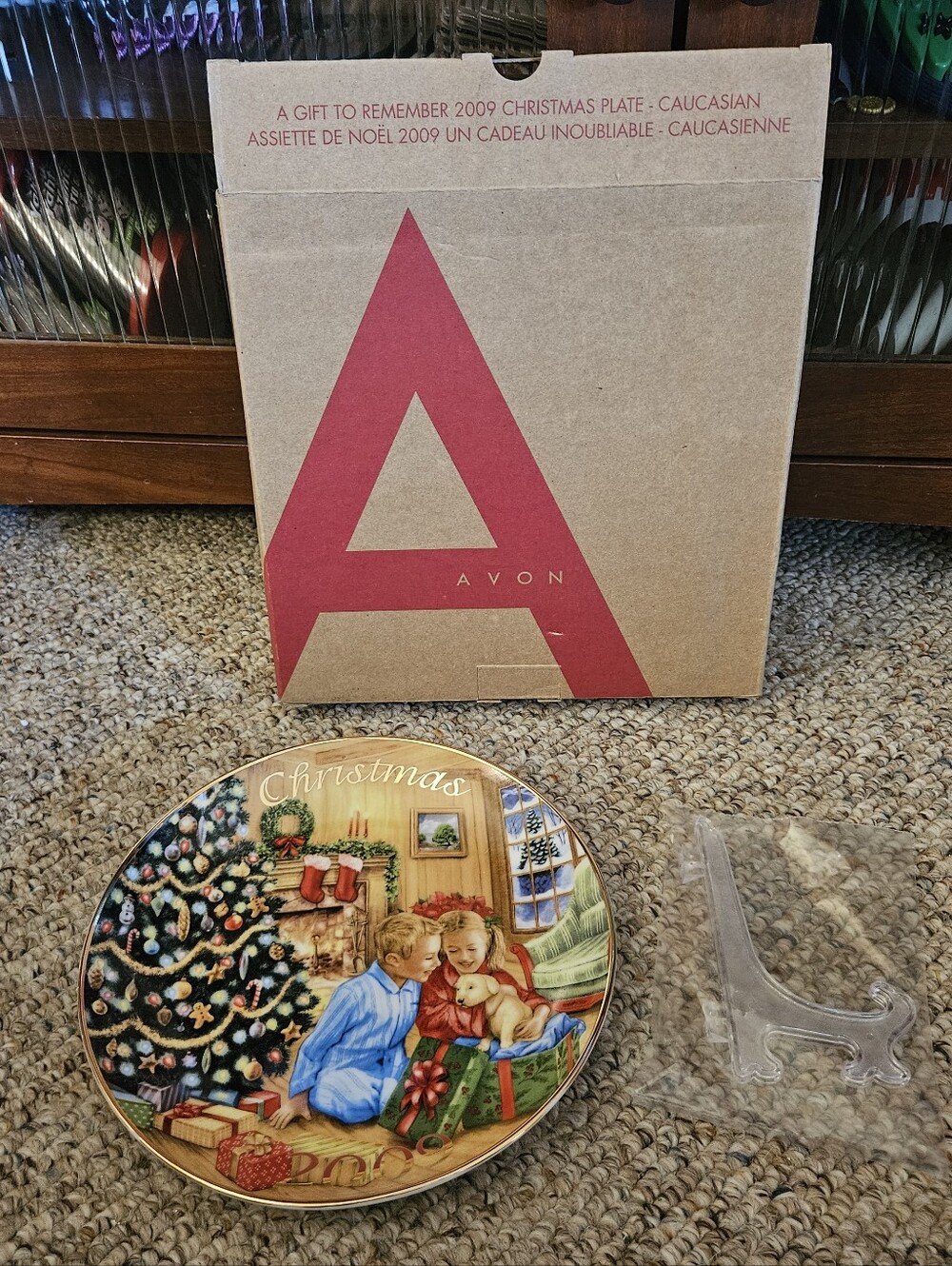 Avon A Gift To Remember Caucasian 2009 Christmas Collectible Plate
